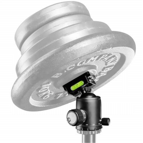 Srebrny hantel na czarnym statywie z poziomicą, prezentuje sygnał równowagi.