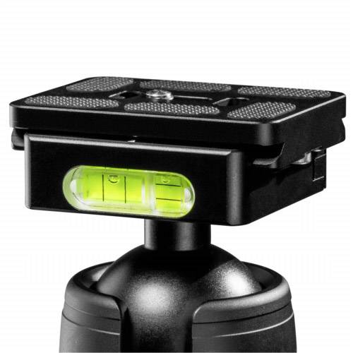 Czarno-metaliczny uchwyt statywu z wbudowaną poziomicą. Zielona bańka płynu wskazuje wyrównanie poziomu dla precyzyjnej fotografii.