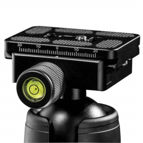 Głowica statywu fotograficznego z poziomicą i skalą do precyzyjnego ustawienia.