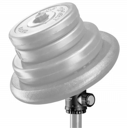 Hantle z wieloma krążkami obciążeniowymi na drążku, ułożone poziomo na stojaku.