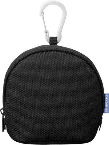 Czarna torba materiałowa z zamkiem błyskawicznym i białym karabińczykiem, oznaczona niebieską zawieszką.