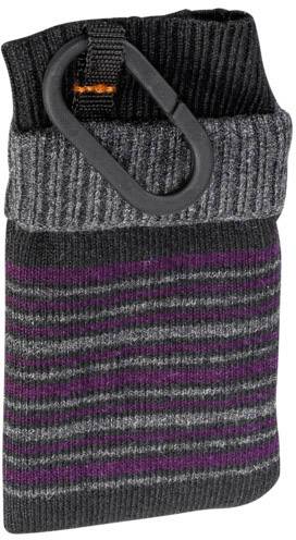 Pasiasty, dziergany pokrowiec z karabińczykiem, utrzymany głównie w odcieniach czerni, szarości i fioletu, przeznaczony do wszechstronnego mocowania.