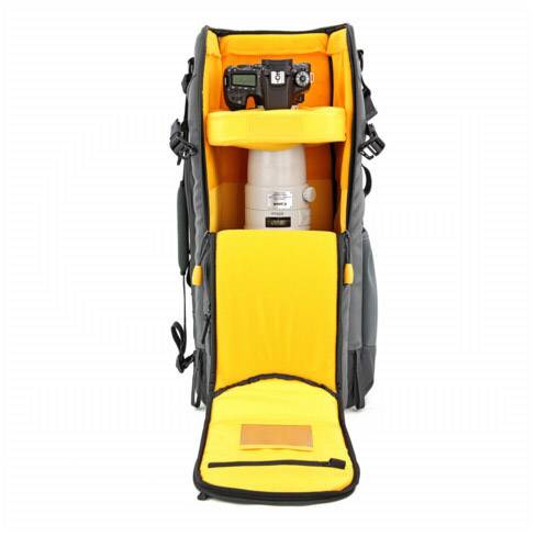 Plecak na aparat fotograficzny z otwartą klapą ukazuje wnętrze, w którym znajduje się aparat i obiektyw. Wnętrze jest wyłożone miękką, jasnożółtą wyściółką.