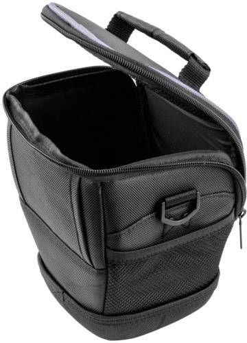 Czarna torba na aparat fotograficzny z otwartym zamkiem błyskawicznym. Posiada uchwyt u góry, kieszeń z przodu i przemyślany, strukturalny design.