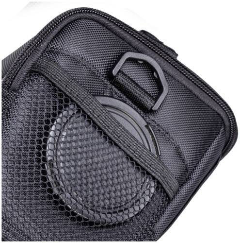 Czarna torba siatkowa z okrągłym przedmiotem wewnątrz, prawdopodobnie odpowiednia do przechowywania małych urządzeń elektronicznych.