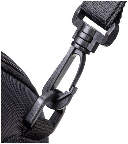 Czarny plastikowy karabińczyk łączy pas naramienny z czarną torbą.