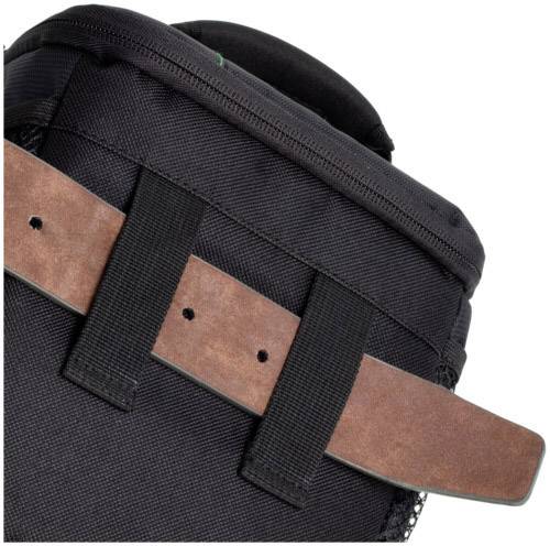 Czarna torba z brązowym skórzanym uchwytem, odpowiednia do podróży lub przechowywania.