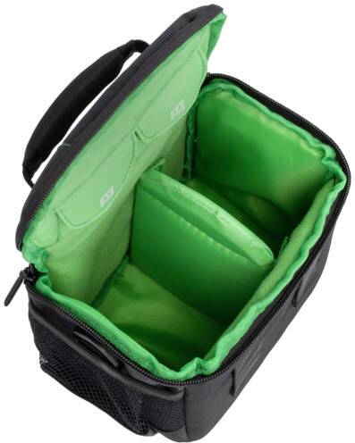 Czarna torba na aparat fotograficzny z zieloną wyściółką wewnątrz, pokazująca kilka kieszeni do bezpiecznego przechowywania sprzętu fotograficznego.