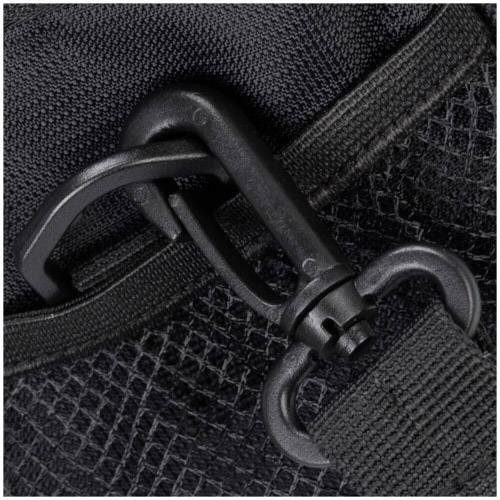 Czarny plastikowy klips przymocowany do czarnej siatki. Klips jest zamontowany na pasku nośnym.