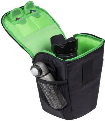 Torba na aparat z otwartą klapą, wyłożona zielonym materiałem od wewnątrz. W środku znajduje się obiektyw. Z boku jest schowana nasadka na obiektyw.