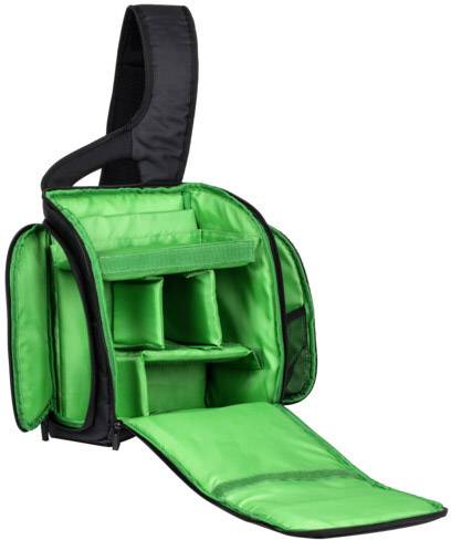 Czarna torba na aparat fotograficzny z zieloną podszewką. Posiada regulowane przegrody i kilka kieszeni do bezpiecznego przechowywania sprzętu.