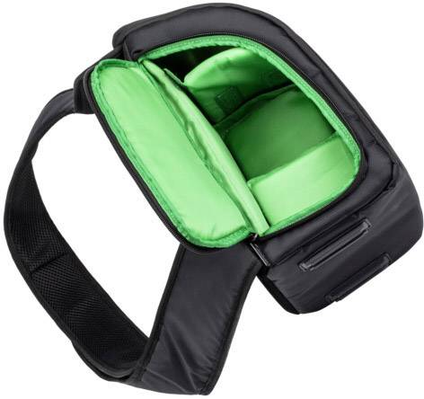 Czarna torba fotograficzna z otwartą, zieloną wyściółką wewnętrzną, ukazująca wyściełane przegrody na sprzęt fotograficzny.