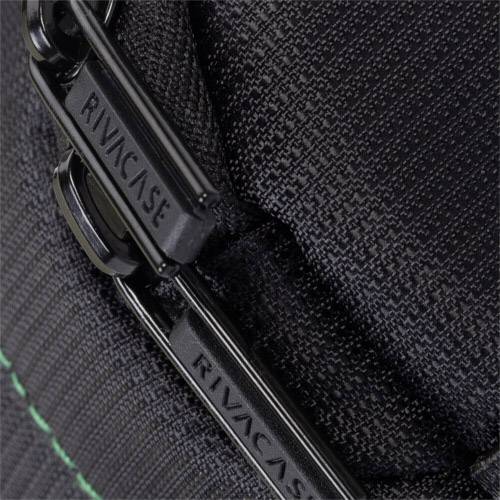 Zbliżenie czarnego zamka błyskawicznego z logo 'Rivacase' na teksturowanej torbie.