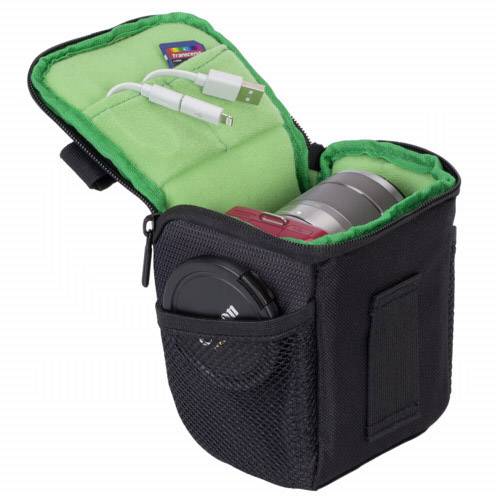 Czarna torba na aparat fotograficzny z otwartą klapą ukazuje aparat z założonym obiektywem, karty pamięci oraz przewód ładujący w środku.