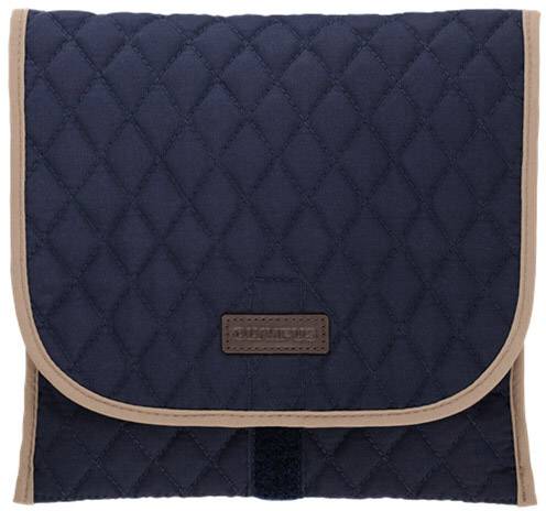 Ciemna, pikowana torba z brązową lamówką i etykietą na przedniej stronie.