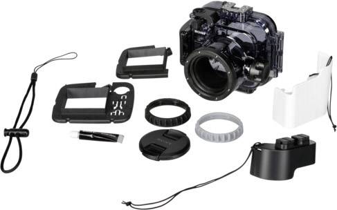 Podwodny zestaw obudowy kamery z różnymi akcesoriami, w tym pokrywą obiektywu, pierścieniem uszczelniającym i paskiem do przenoszenia.