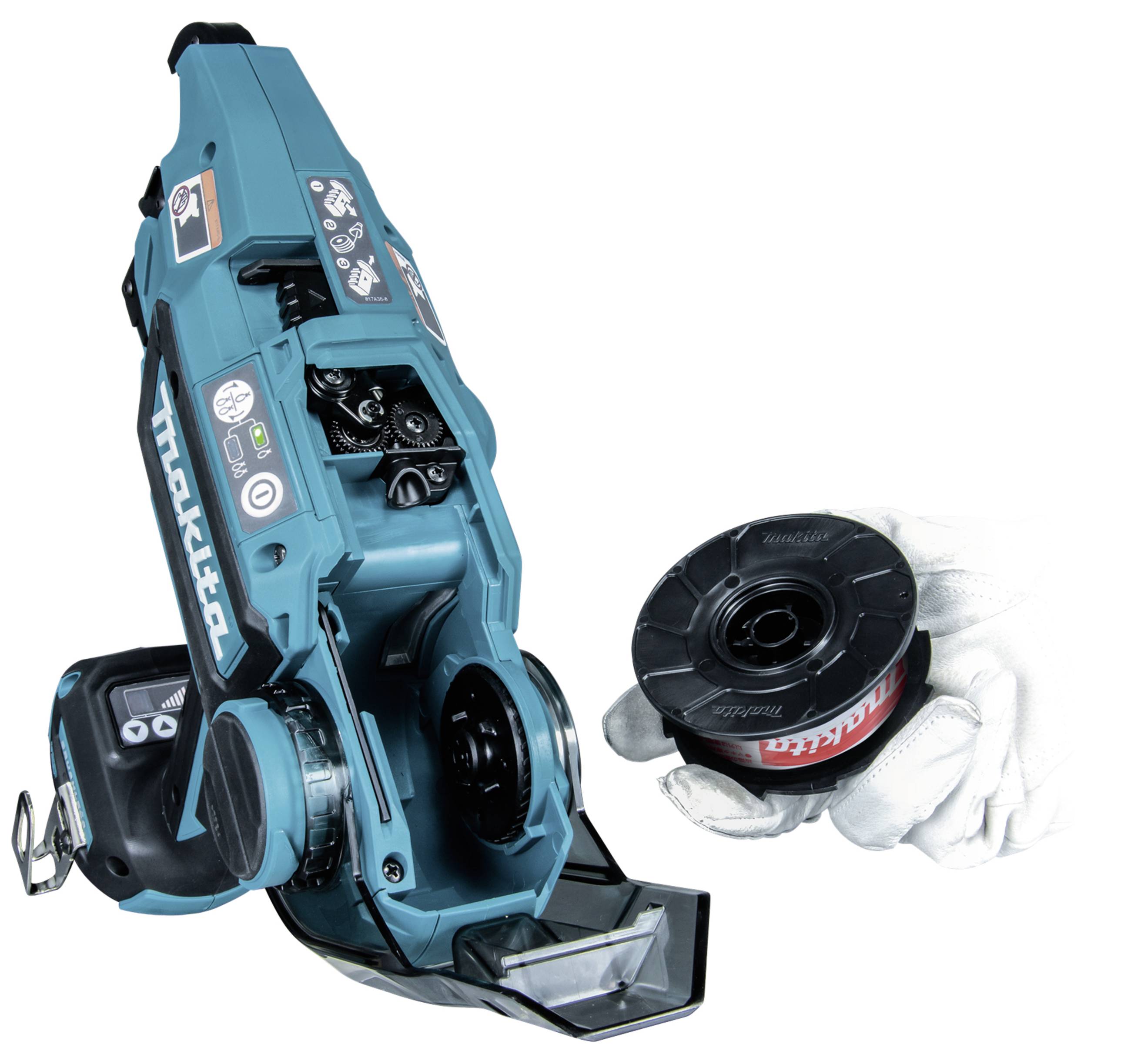 Osoba trzyma rolkę nici do niebieskiej maszyny do nawijania nici. Maszyna jest otwarta, aby można było włożyć rolkę.