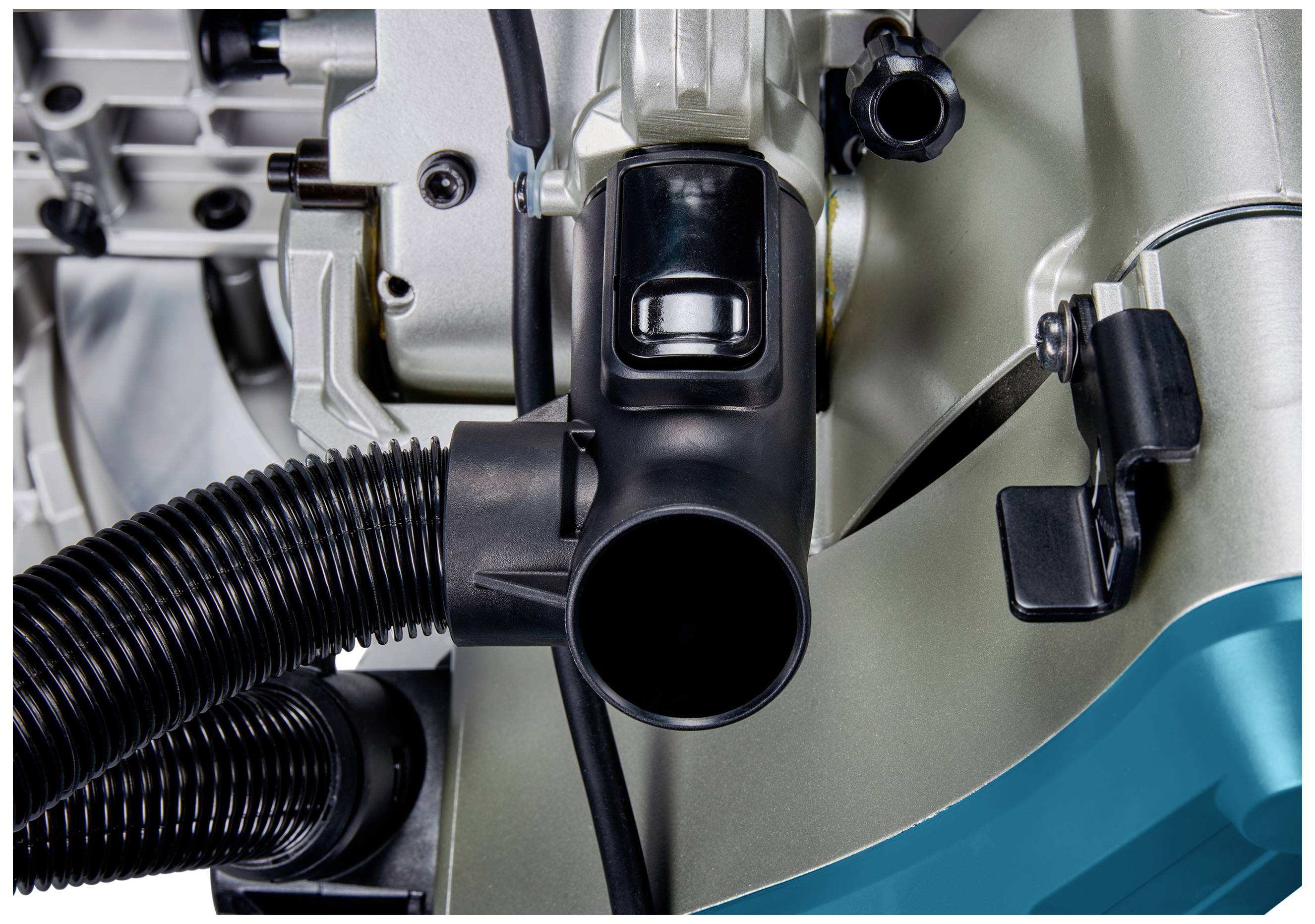 Zbliżenie fragmentu podzespołu maszyny z przewodami i elementami metalowymi, ukazujące szczegóły mechaniczne.