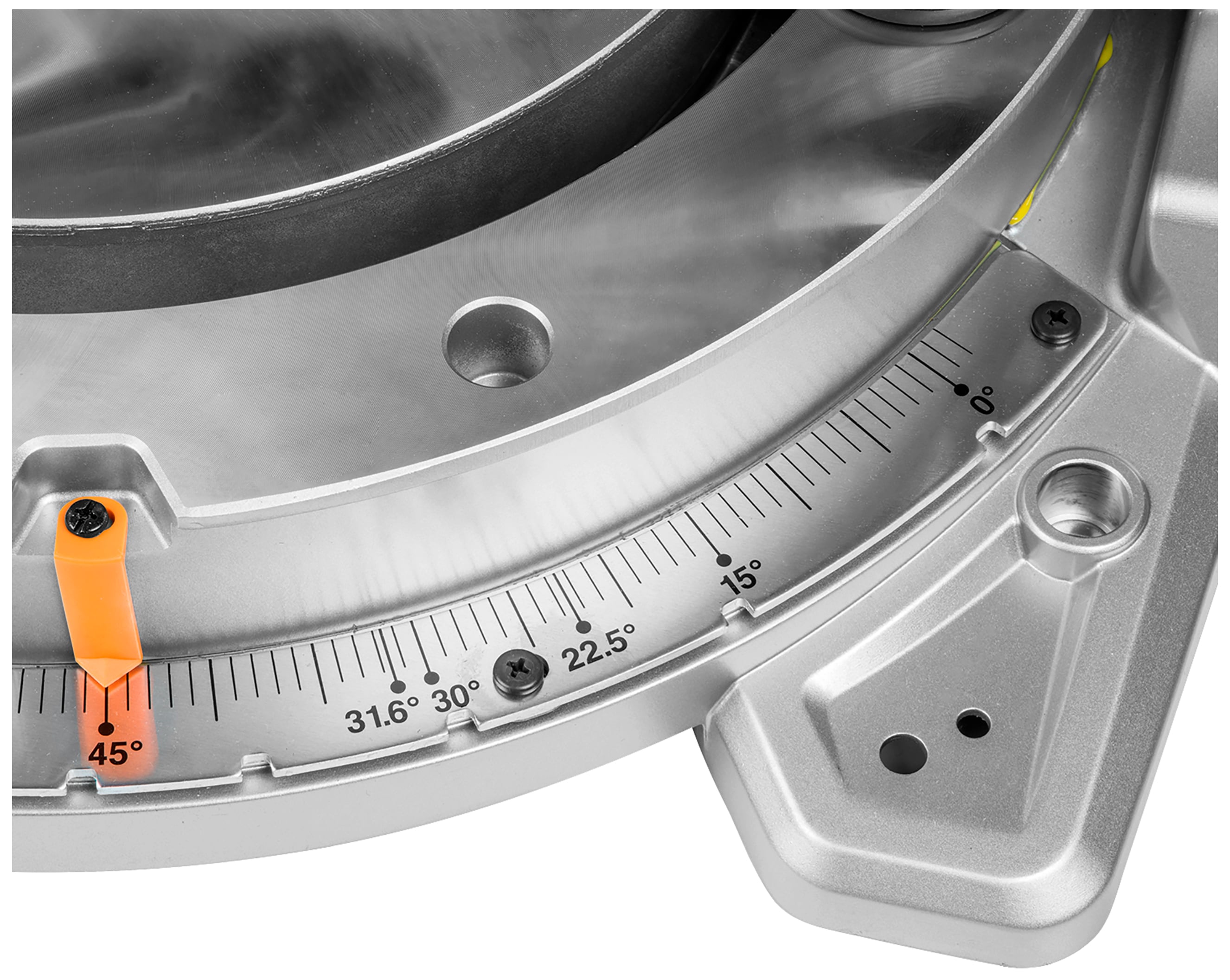 Zbliżenie piły metalowej z podziałką kątową ustawioną na 45 stopni.