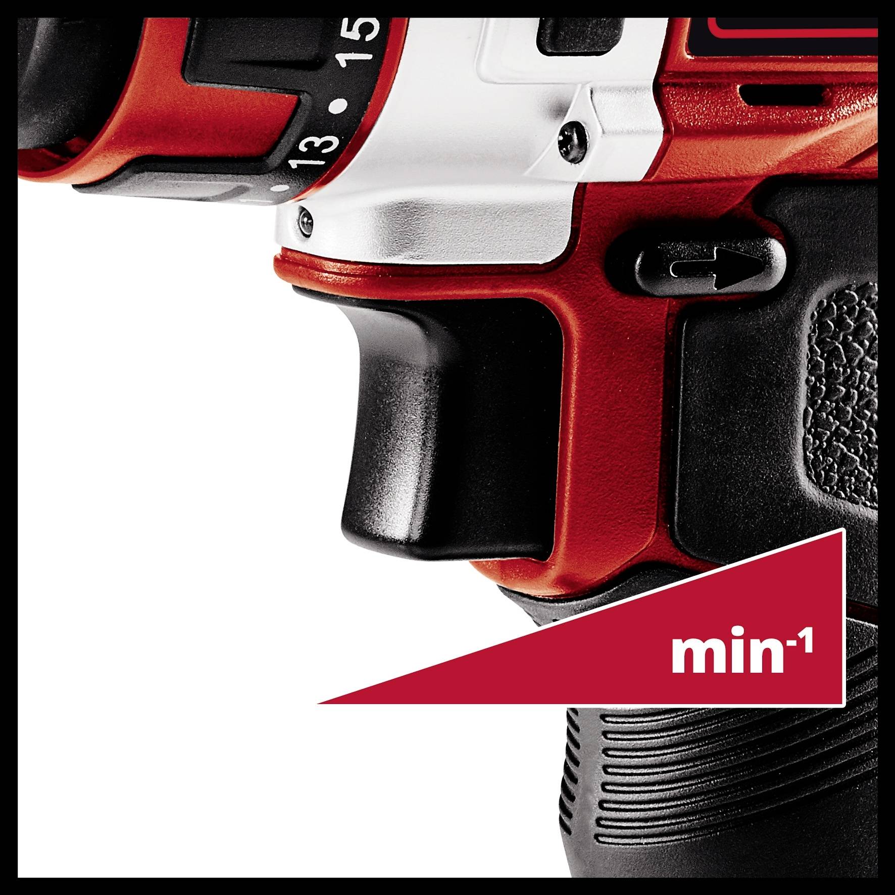 Zbliżenie czerwonego elektronarzędzia z wskaźnikiem prędkości i napisem 'min⁻¹'. Fokus na uchwycie i szczegółach przycisku.