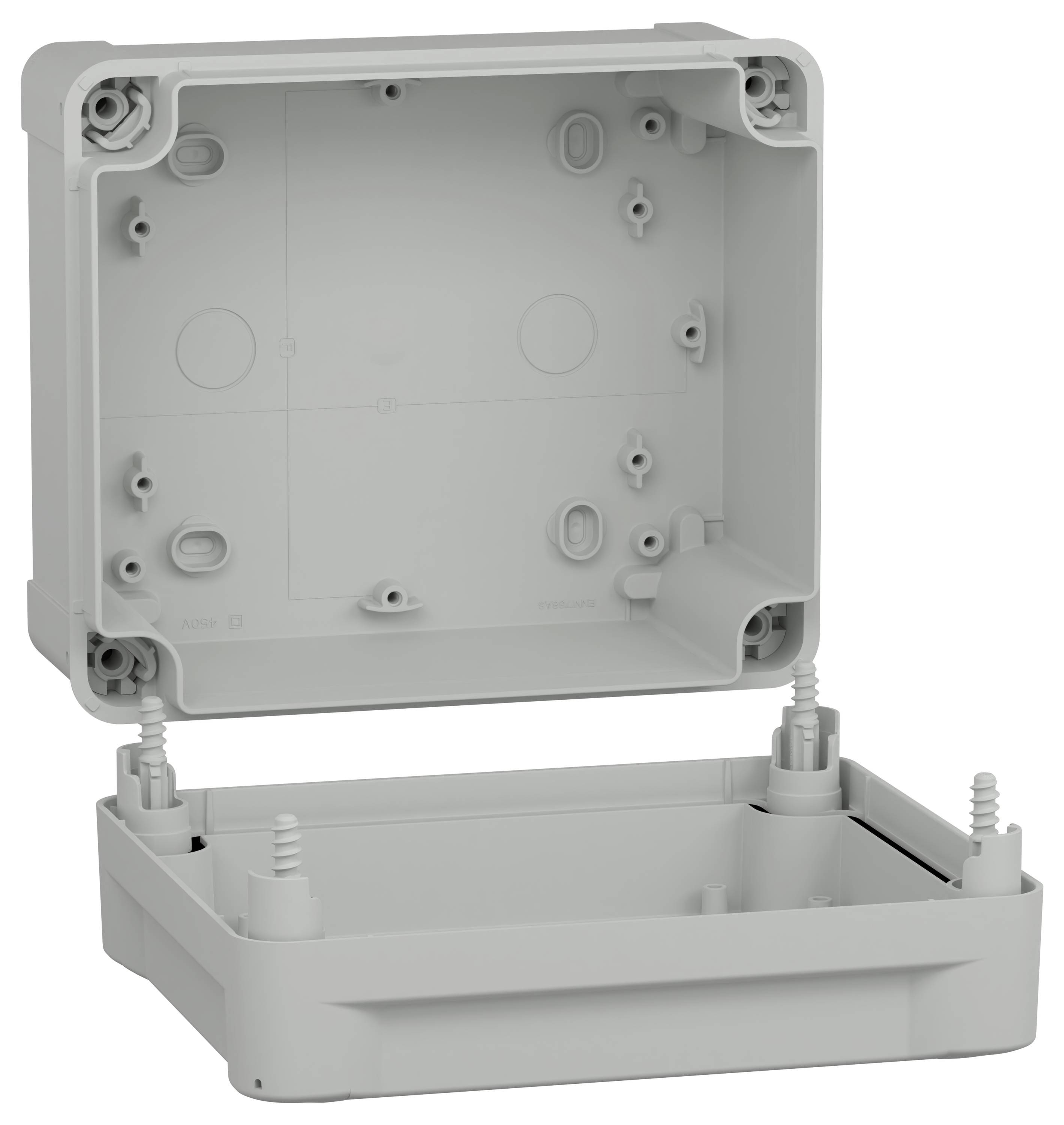 Otwarte szare plastikowe pudełko elektryczne z widocznymi otworami montażowymi i punktami wprowadzenia przewodów wewnątrz.
