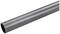 Gładka i cylindryczna rura w kolorze szaro-czarnym, pokazana w ujęciu skośnym na białym tle.