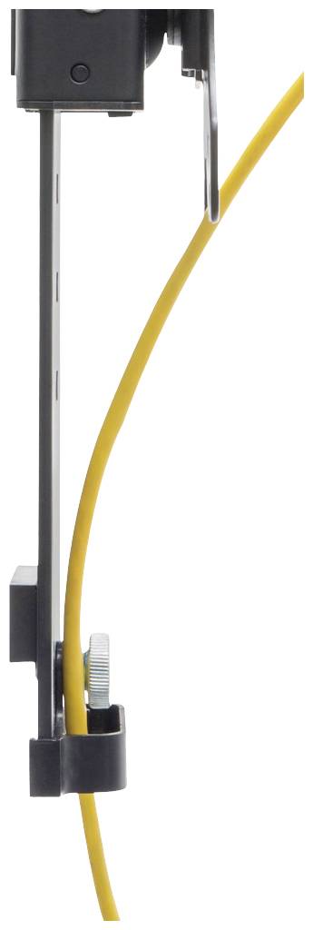 Szczegółowy widok czarnego plastikowego klipsa trzymającego żółty kabel na białym tle.