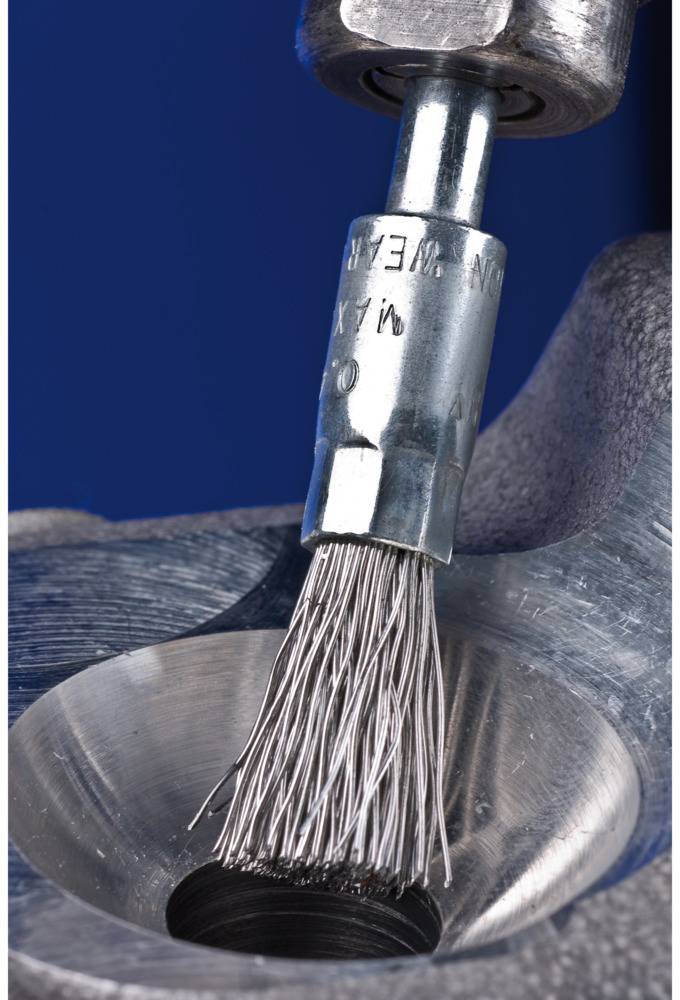 Wiertło szczotka druciana czyści metalowy element drążony. Wiertło ma kształt cylindryczny, a jego szczecina dotyka wewnętrznej ścianki elementu.