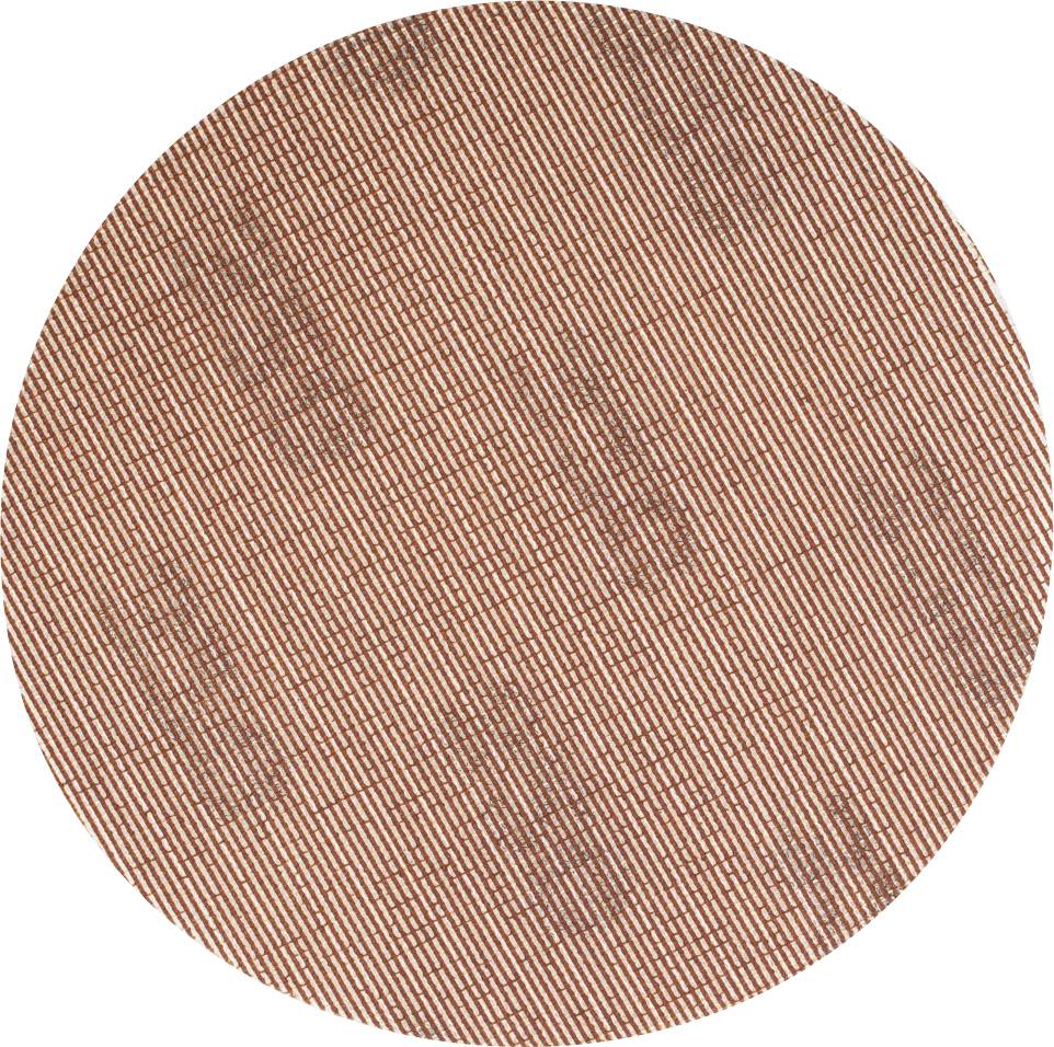 Okrągła, nasycona, rdzawobrązowa powierzchnia z delikatną, skośną strukturą linii.