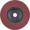 Okrągła tarcza szlifierska wykonana z czerwonego papieru ściernego z koncentrycznymi warstwami wokół centralnego otworu. Stosowana głównie do obróbki metalu lub drewna.