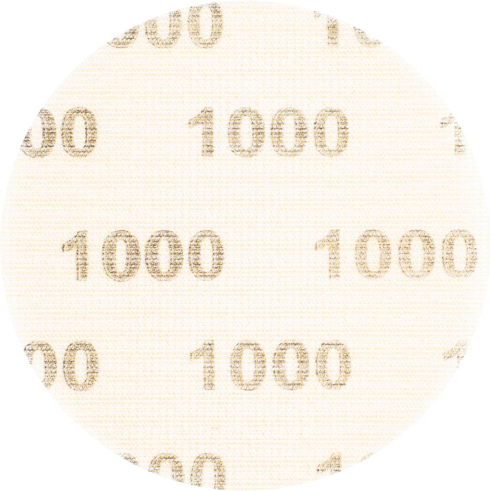 Obraz przedstawia szczegółowy widok wybielanych etykiet bawełnianych z wielokrotnie wydrukowanym tekstem '1000' umieszczonym w równych odstępach.