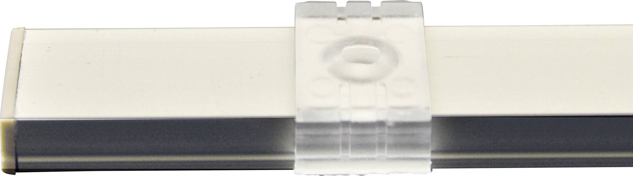 Prostokątny, przezroczysty element łączący jest zamocowany na środku płaskiego, długiego paska metalowego.