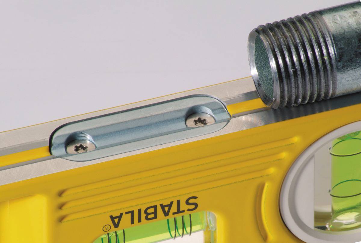 Poziomnica z żółtą obudową i metalowym mocowaniem, wskazuje poziome ustawienie.