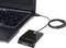 Laptop z połączeniem USB do zewnętrznego czytnika kart.