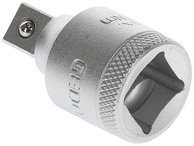 Srebrny adapter do wtyczek wykonany z metalu, posiadający kwadratowe i okrągłe gniazdo, typowy osprzęt narzędziowy.