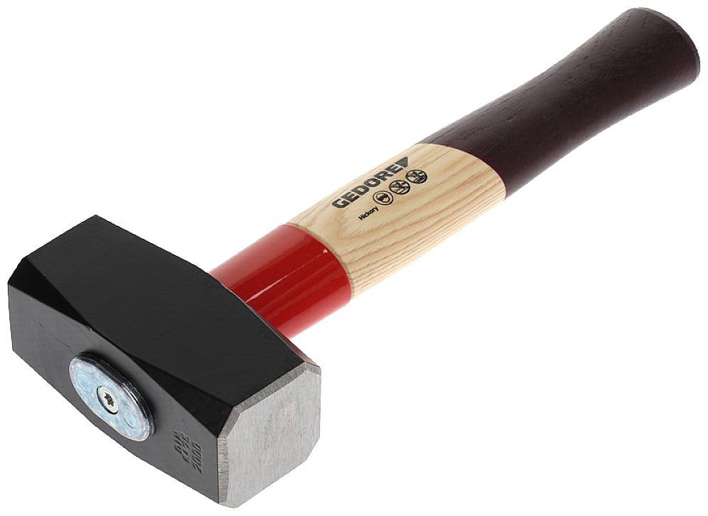 Czarny młotek z drewnianą rękojeścią, częściowo malowany na czerwono, przedstawiony z boku. Oznaczenie 'GEDORE' na uchwycie.