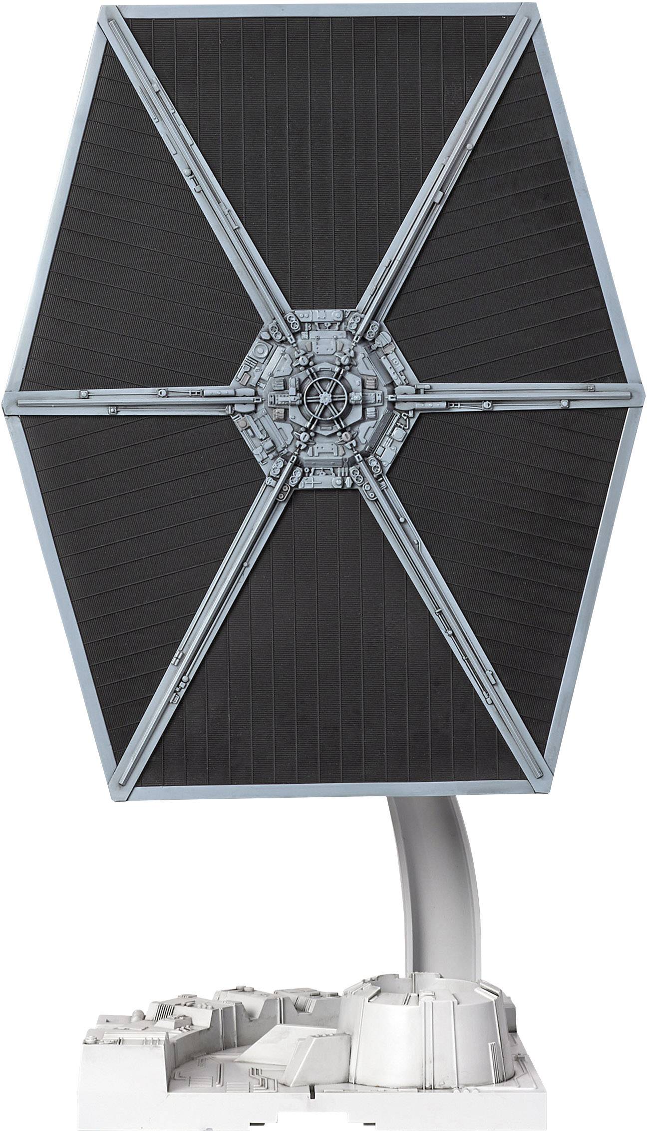 Miniatura klasycznego myśliwca kosmicznego z sześciokątnymi skrzydłami na stojaku wystawowym.