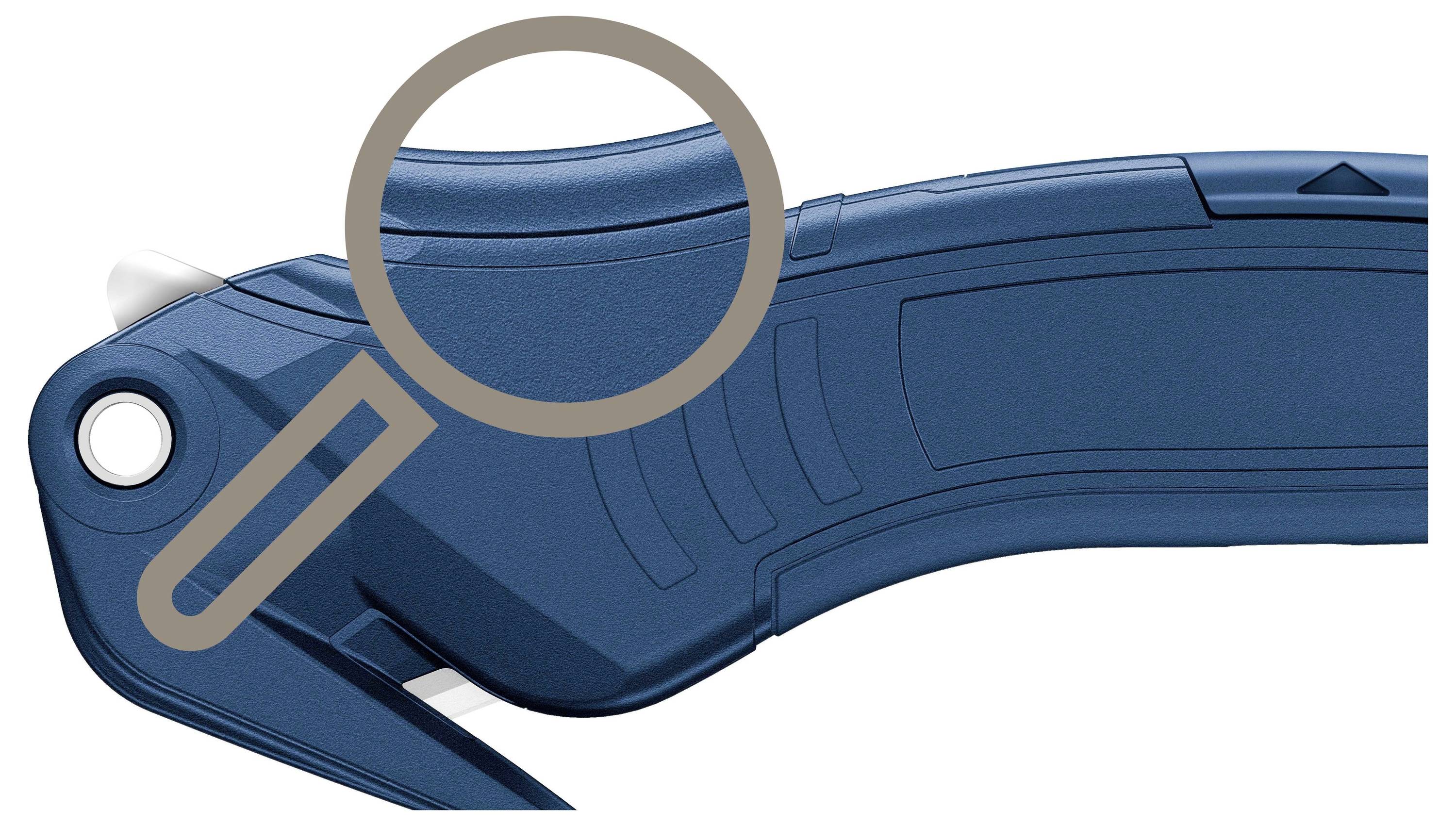 Zbliżenie rękojeści niebieskiego noża składanego, oglądanej przez lupę, która podkreśla szczegóły faktury i kształtu rękojeści.