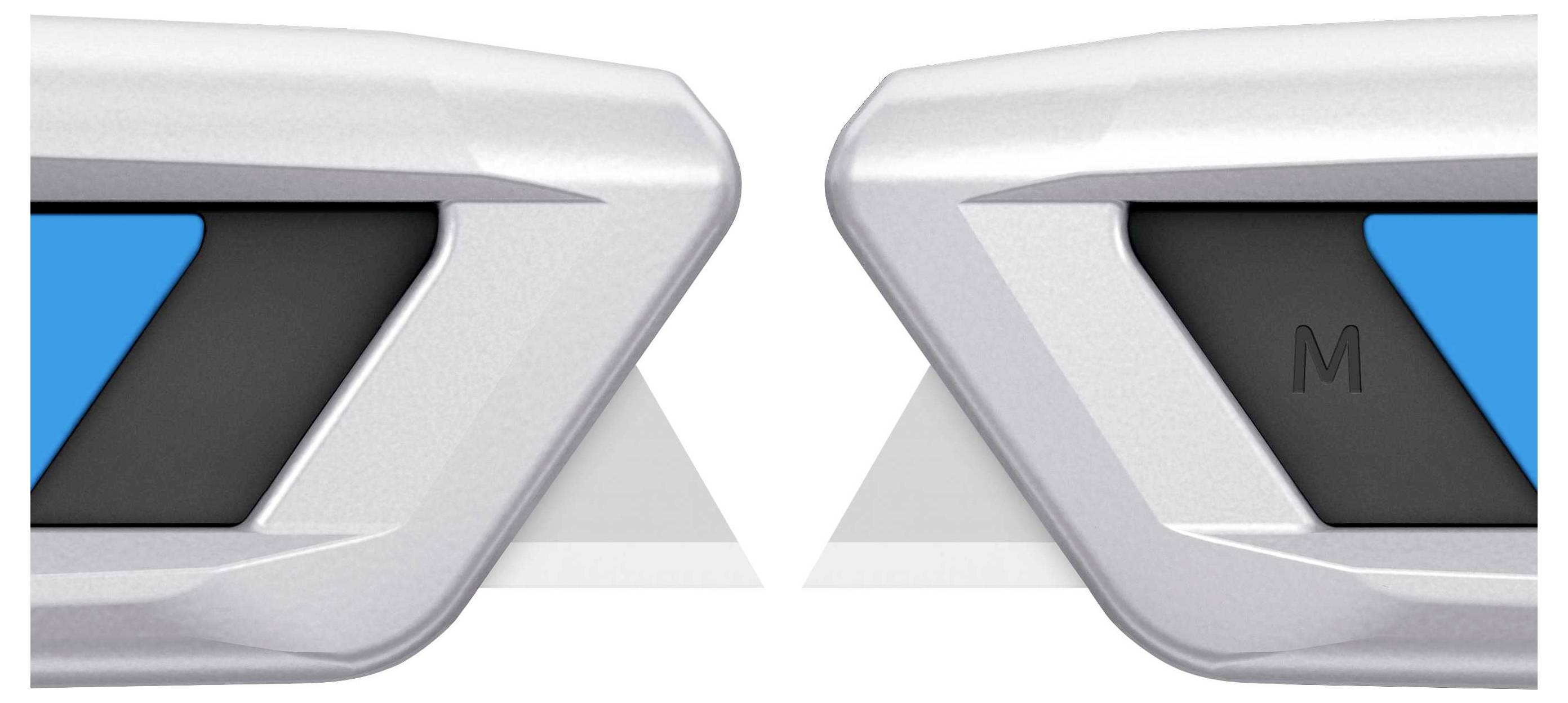 Srebrne figury geometryczne z czarnymi i niebieskimi segmentami, które tworzą symetryczne ułożenie na białym tle.