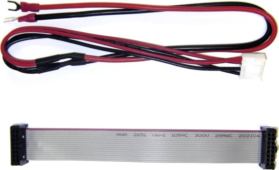 Kabel taśmowe z czarnym i czerwonym złączem obok szarego kabla płaskiego do połączeń elektronicznych.