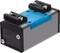 Prostokątny zawór mechaniczny z niebiesko-czarną obudową. Posiada dwa przyłącza i cztery śruby mocujące.