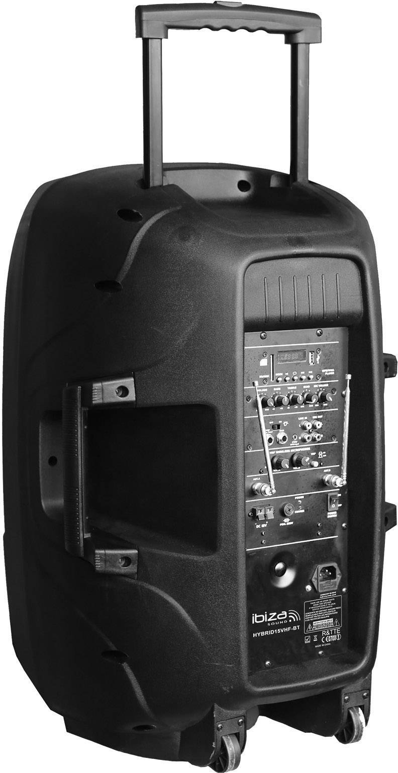 Przenośny głośnik z teleskopową rączką i kółkami. Z tyłu widoczne są złącza i elementy sterujące, w tym regulator głośności.