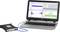 Laptop z oprogramowaniem do analizy danych z podłączonego urządzenia pomiarowego. Cztery wykresy przedstawiają różne wzorce danych.