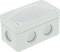 Biała, prostokątna puszka połączeniowa z tworzywa sztucznego o zaokrąglonych narożnikach, wyposażona w wielokrotne wprowadzenia kabli na wszystkich ścianach oraz pokrywie.
