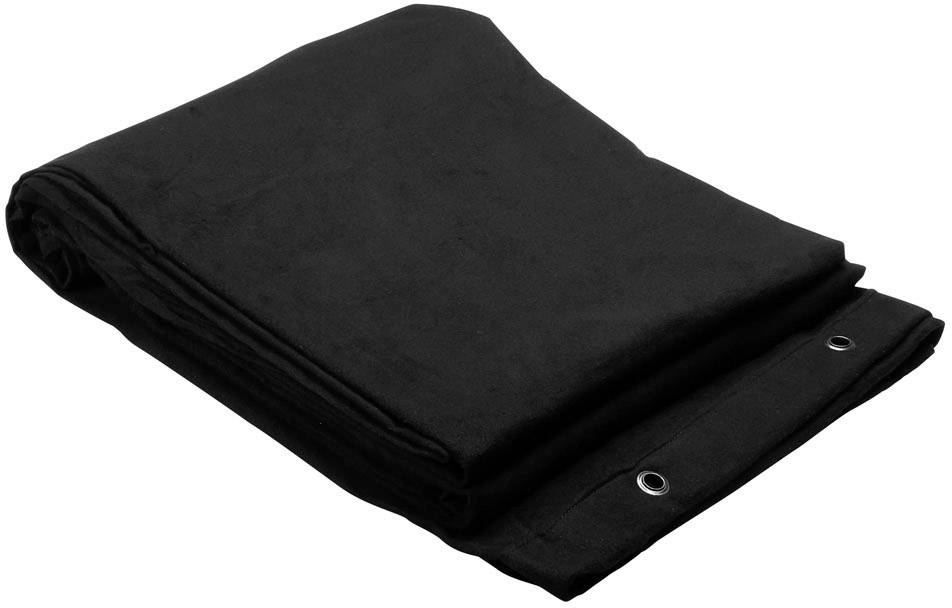 Czarna, składana płachta żeglarska z oczkami na krawędziach, idealna do przykrywania lub zabezpieczania przedmiotów na zewnątrz.