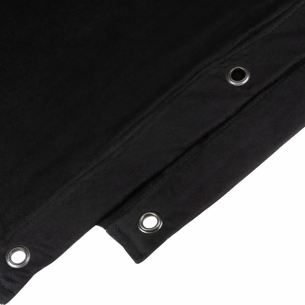 Czarna plandeka z oczkami w narożnikach.