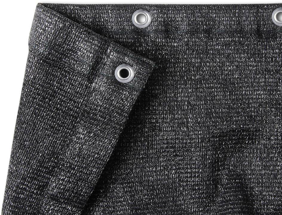 Szary zasłona z kilkoma srebrnymi oczkami wzdłuż górnej krawędzi.