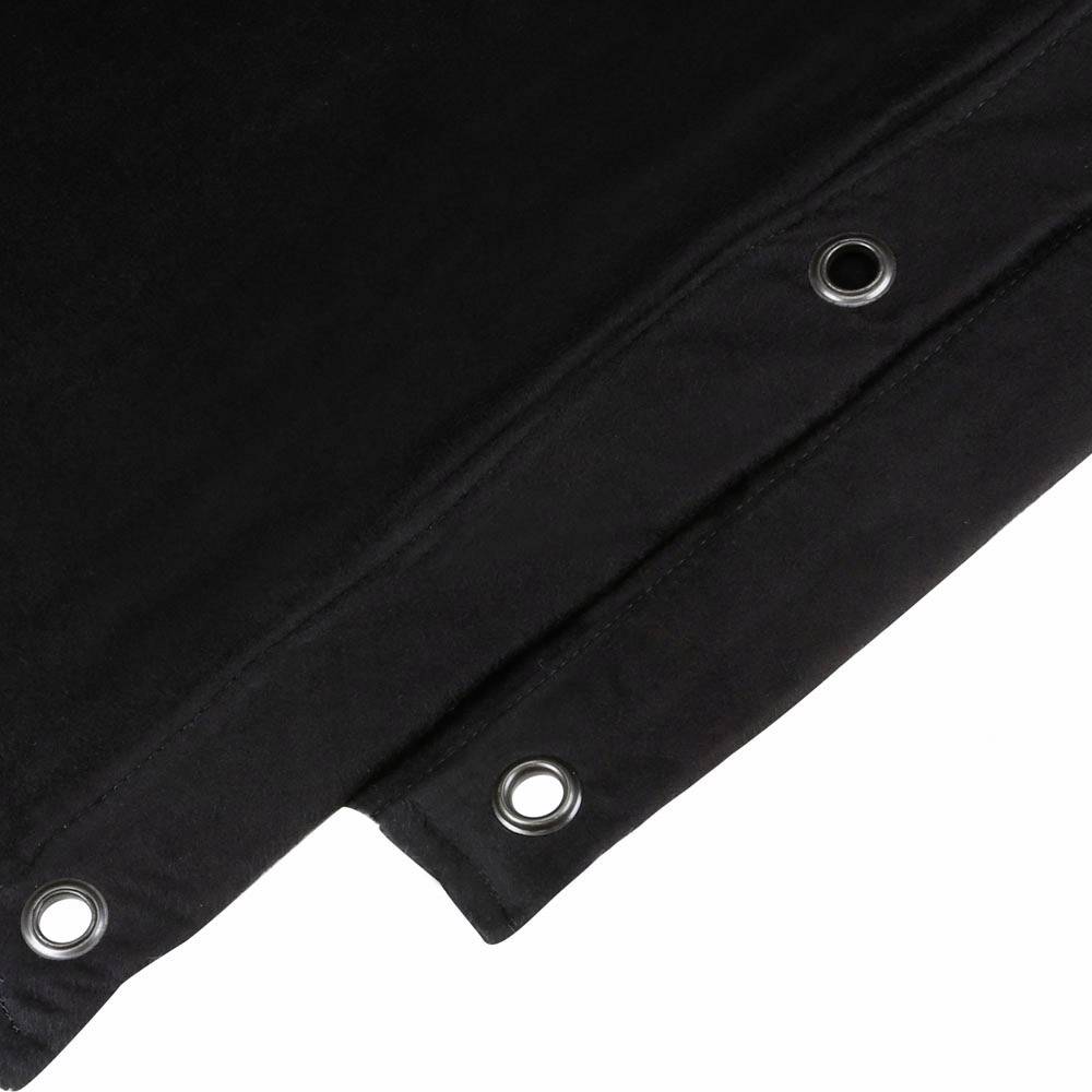 Czarna płachta z kilkoma metalowymi oczkami przy krawędziach, która może służyć do zamocowania lub rozciągnięcia na jakiejś powierzchni.