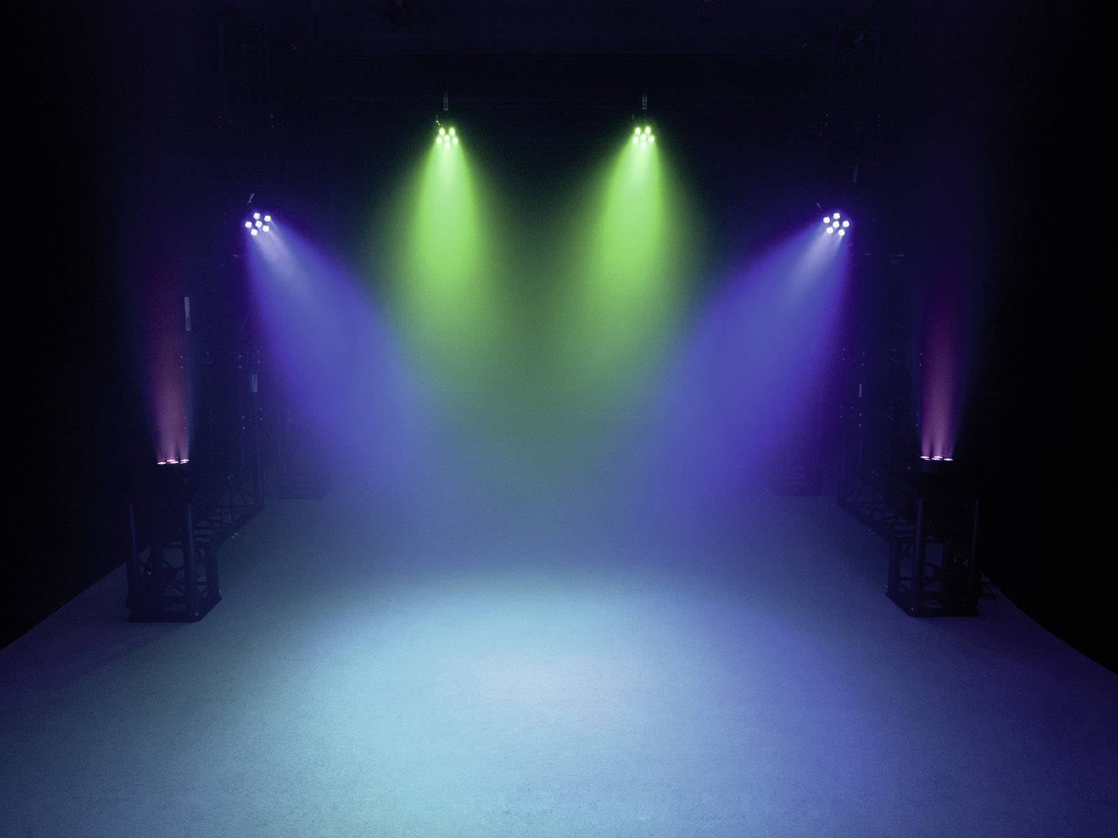 Scena z sześcioma reflektorami świecącymi w różnych kolorach (czerwonym, niebieskim, zielonym, fioletowym) na ciemnym tle.