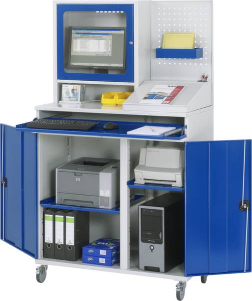 Stanowisko biurowe z otwartymi niebieskimi drzwiami przedstawia ekran komputera, drukarkę, segregatory i artykuły biurowe.